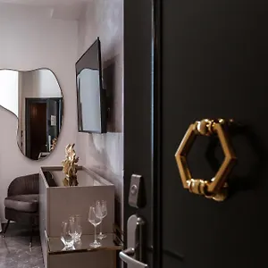 daphne-trevi-luxury-rooms.it-romehotels.com/